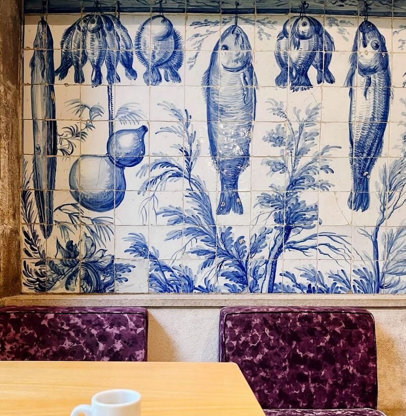 Portugalskie kafle z rybami na ścianie Muzeum Azulejos w Lizbonie