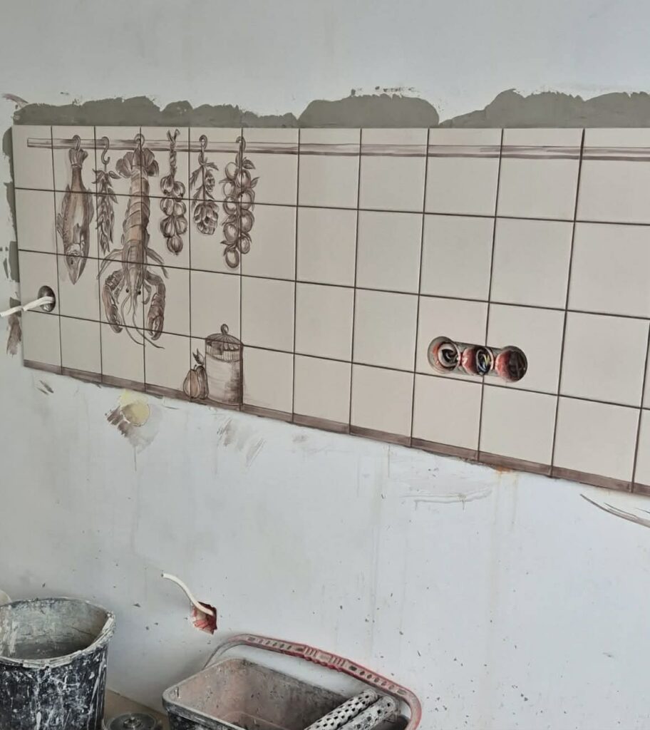 panel ceramiczny z motywem kulinarnym w trakcie montażu we Wrocławiu