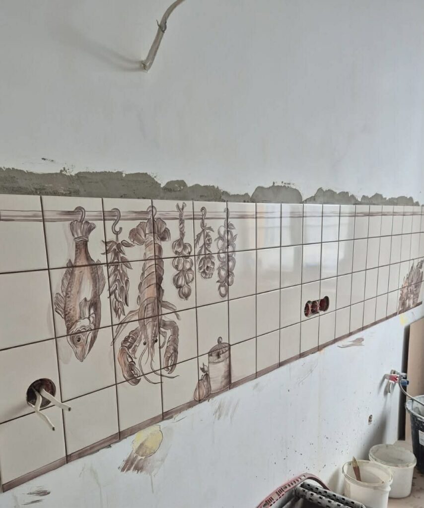 panel ceramiczny z motywem kulinarnym w trakcie montażu we Wrocławiu
