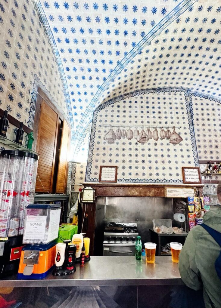 Bar w dawnej pałacowej kuchni i idealnie zzachowane azulejos