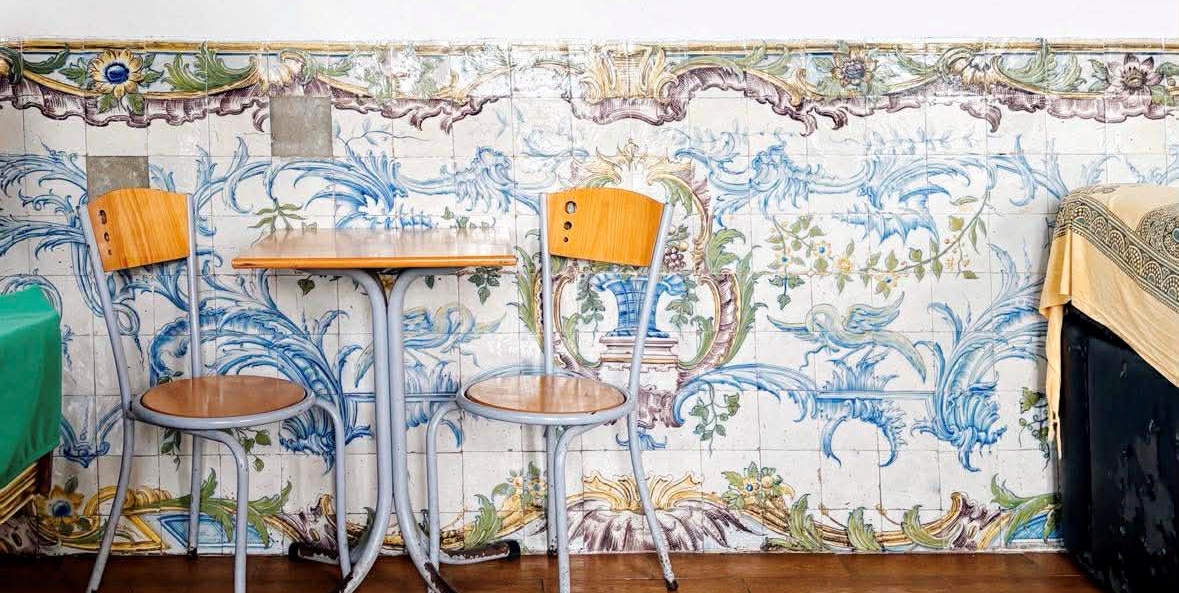 Pałac w Lizbonie w którym toczy się życie, a w tle życia - azulejos
