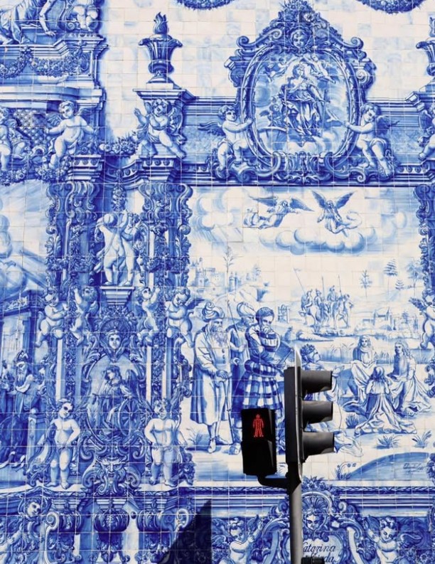 Panel azulejos na ścianie bocznej Capela das Almas w Porto 