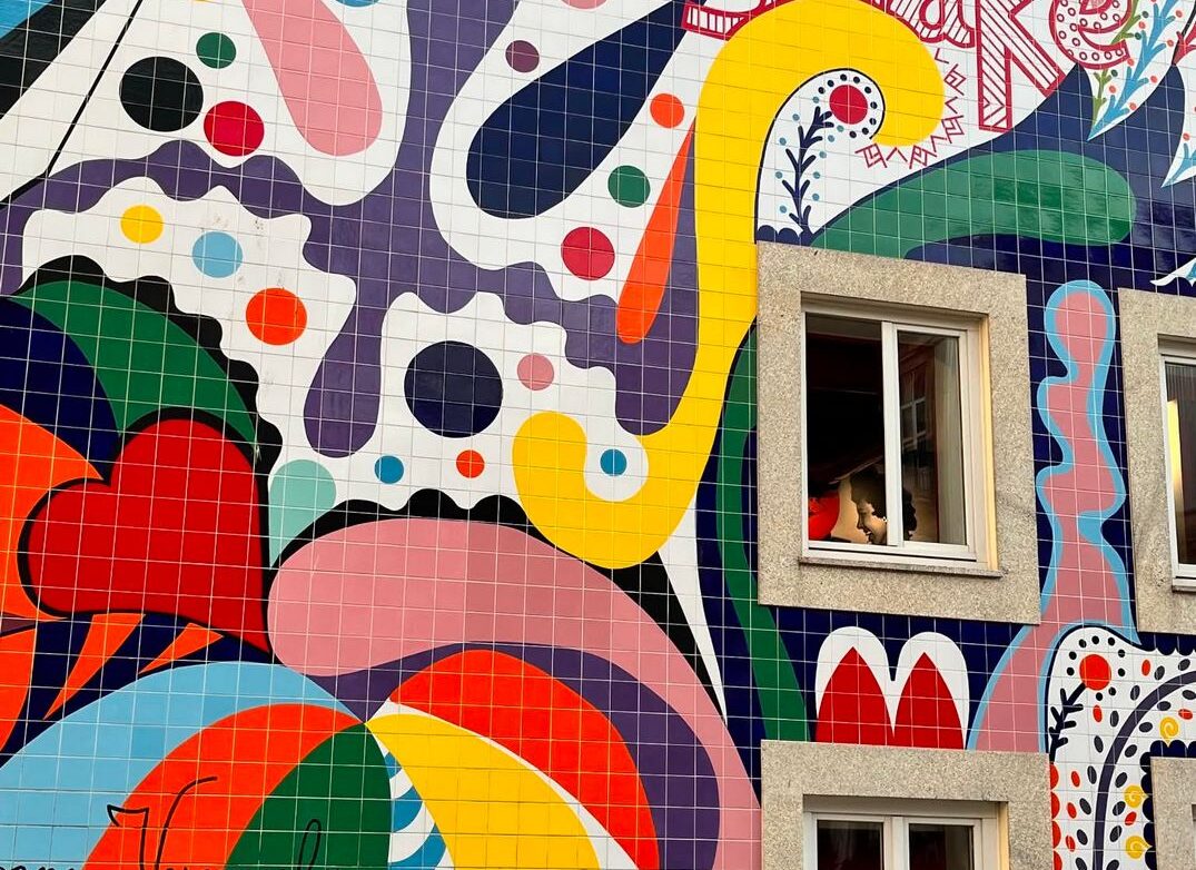 multikolorowe azulejos w Porto - panel autorstwa Joany Vasconcelos