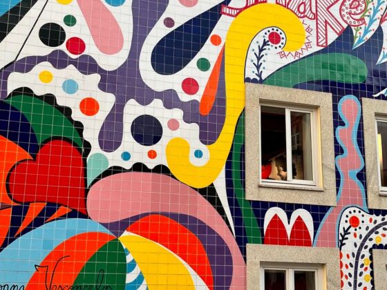 multikolorowe azulejos w Porto - panel autorstwa Joany Vasconcelos