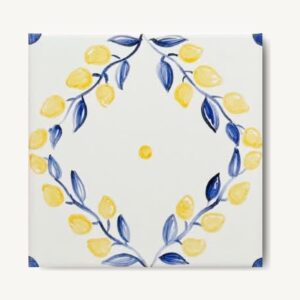 Ręcznie malowany kafelek ceramiczny z motywem cytrynowej girlandy na kremowym tle.