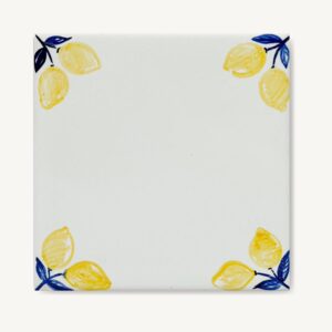 Ręcznie malowany kafelek ceramiczny z motywem cytryn w narożnikach na kremowym tle.