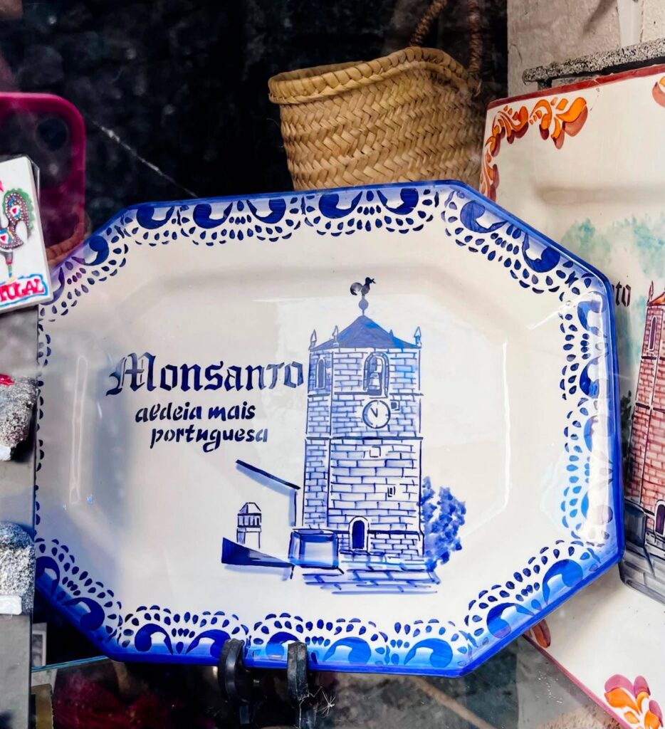 ceramiczny talerz z symbolem Monsanto, najbardziej portugalskiej wsi w Portugalii