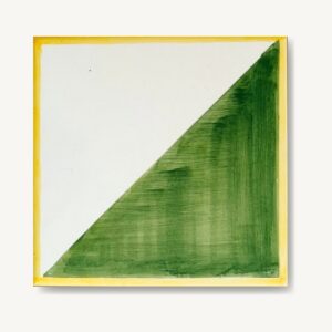 Ręcznie malowany kafelek Flor Filo Geometria z zielonym trójkątem na białym tle i żółtym obrysem
