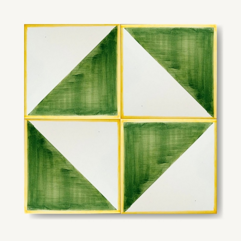 Cztery kafelki Flor Filo Geometria obrócone tak, by zielone trójkąty tworzyły geometryczny układ